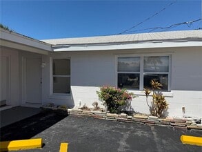 551 73rd Ave in St Pete Beach, FL - Foto de edificio - Building Photo