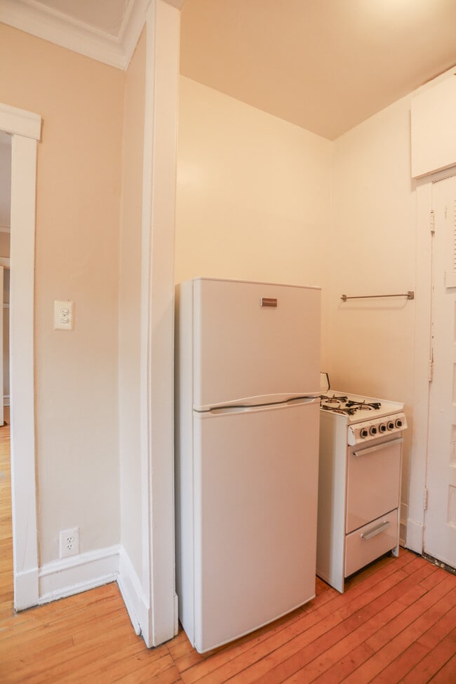 1361 W Greenleaf Ave, Unit #1A in Chicago, IL - Building Photo - Building Photo