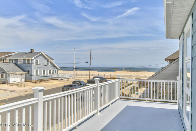 4 Camden Ave in Lavallette, NJ - Foto de edificio - Building Photo