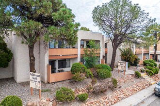 Large Quiet Two Bedroom in Albuquerque, NM - Building Photo - Building Photo