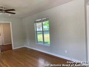 111 Laddie Pl in San Antonio, TX - Building Photo - Building Photo