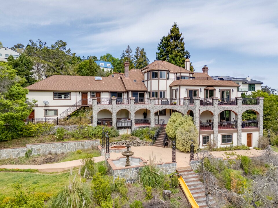 40 Cinnamon Ct in Hillsborough, CA - Building Photo