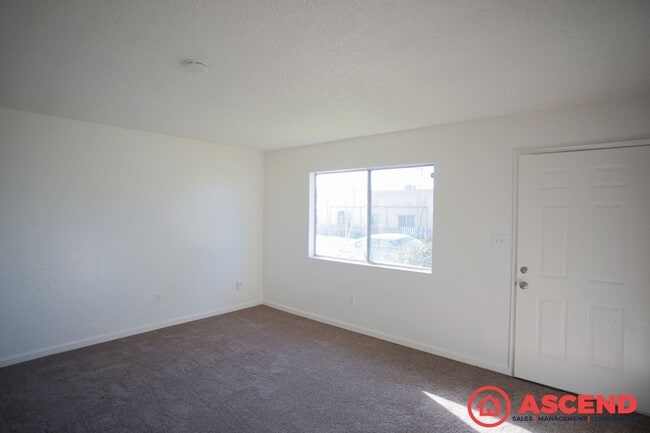 104A Warren Ave in Bakersfield, CA - Foto de edificio - Building Photo