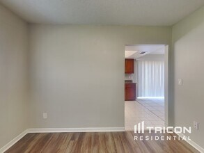 3206 Shady Glen Cir in Tampa, FL - Building Photo - Building Photo