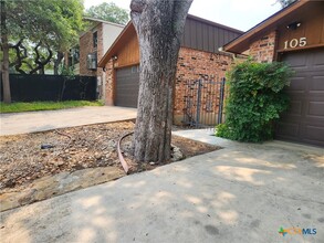 105 E Tanglewood Dr in New Braunfels, TX - Building Photo - Building Photo