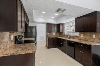 842 SW 68th Ave in North Lauderdale, FL - Foto de edificio - Building Photo