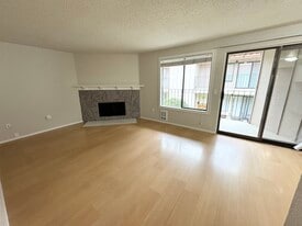 15705 NE 18th St, Unit Casa Hermosa in Bellevue, WA - Building Photo