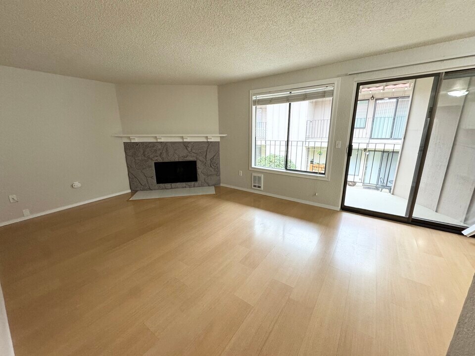 15705 NE 18th St, Unit Casa Hermosa in Bellevue, WA - Foto de edificio