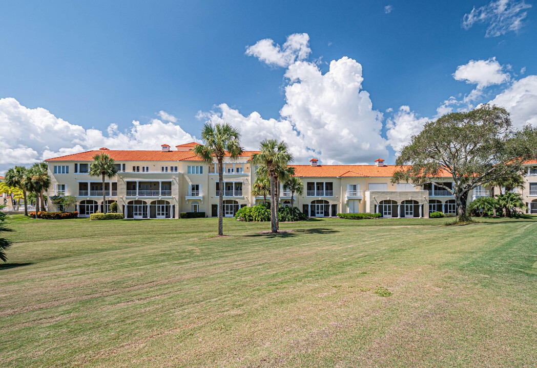 5060 Harmony Cir in Vero Beach, FL - Foto de edificio