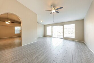 8014 W Aster Dr, Unit G7 in Peoria, AZ - Building Photo - Building Photo