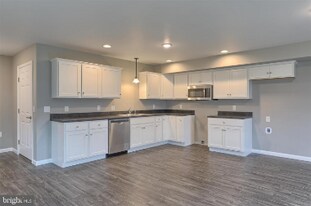 18 Chloe Dr in Myerstown, PA - Building Photo