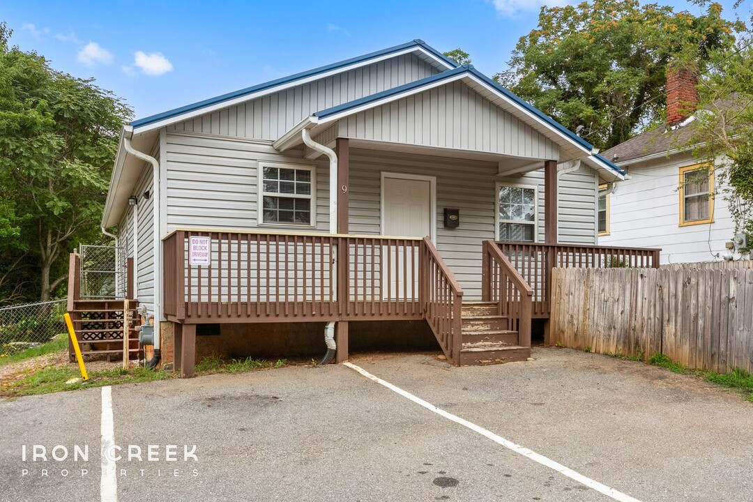 9 Dundee St in Asheville, NC - Building Photo