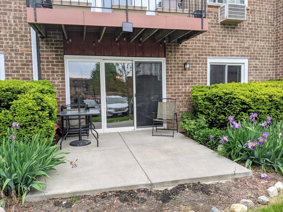 10369 Dearlove Rd in Glenview, IL - Building Photo