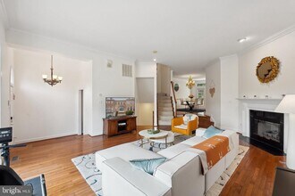 8552 Westown Way in Vienna, VA - Building Photo - Building Photo