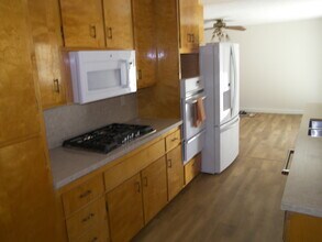 130 Chisholm Trail in Thousand Oaks, CA - Building Photo - Building Photo