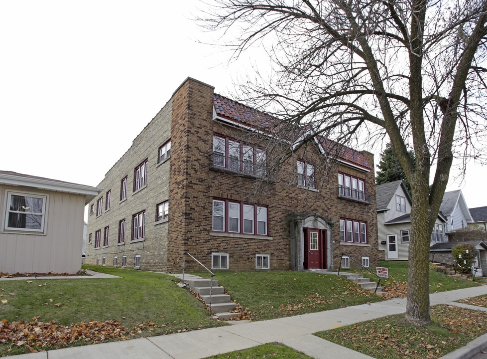 3927 E Layton Ave in Cudahy, WI - Foto de edificio