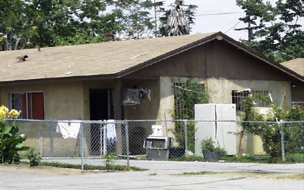 216 E 10th St in San Bernardino, CA - Foto de edificio