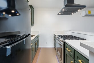 5819 Carlton Way in Los Angeles, CA - Foto de edificio - Interior Photo