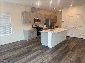 499 Red Lovebird Ave in Henderson, NV - Building Photo - Building Photo