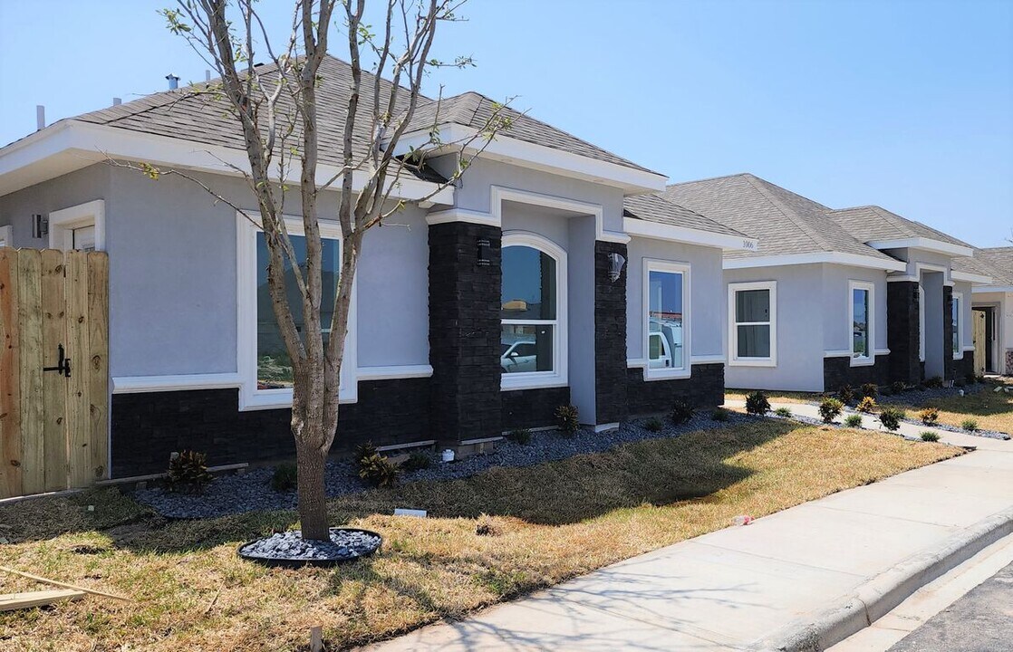 1006 N Woodson Ave in Edinburg, TX - Building Photo