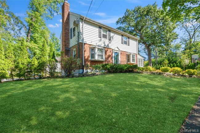 149 Wooleys Ln in Great Neck, NY - Building Photo - Building Photo