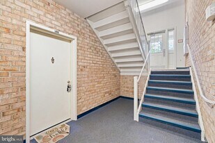 18302 Streamside Dr in Gaithersburg, MD - Building Photo