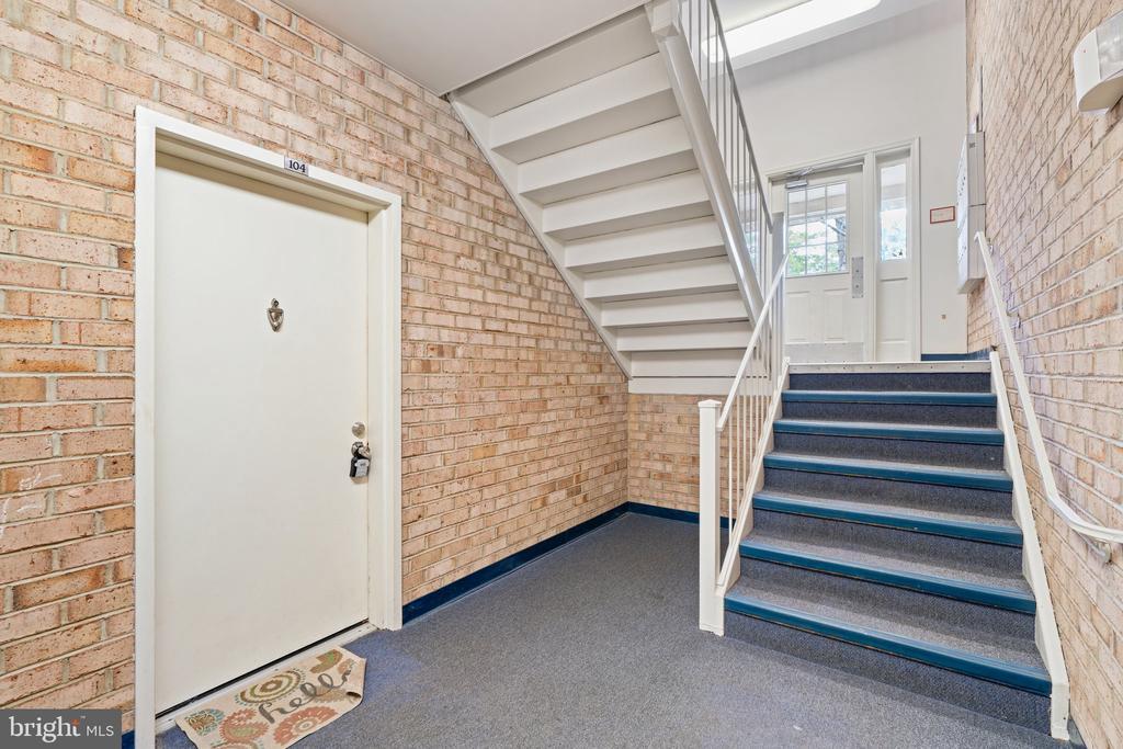 18302 Streamside Dr in Gaithersburg, MD - Building Photo