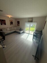 1037 NW 5th St, Unit 1106 S Beacon Blvd Apt #4 in Florida City, FL - Foto de edificio - Building Photo