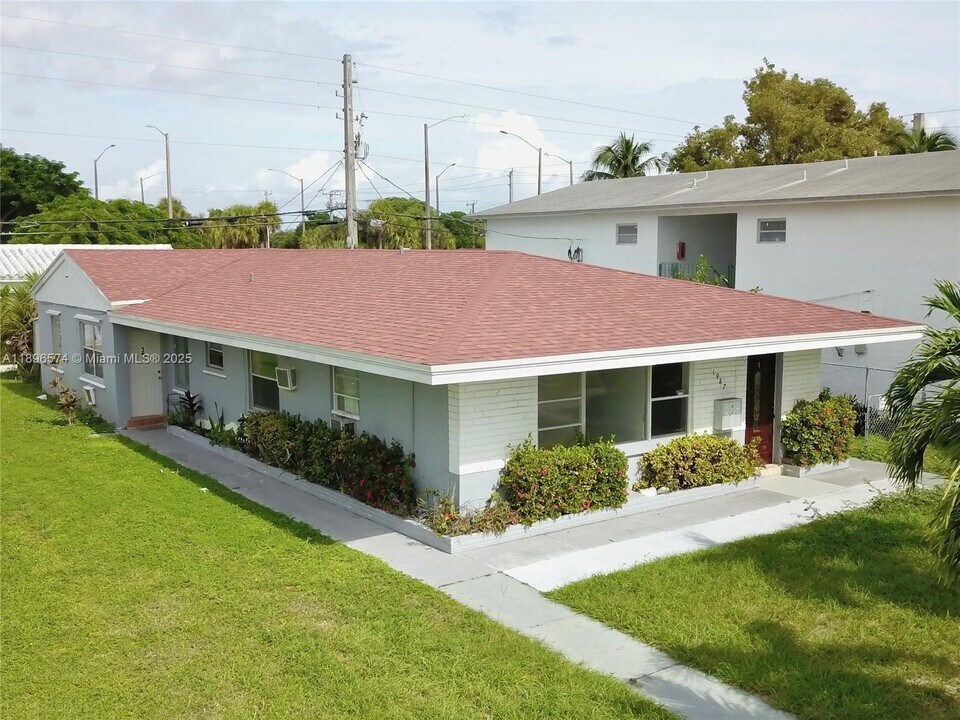 1987 NE 171 St in North Miami Beach, FL - Building Photo