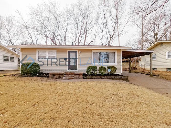 1052 Renshaw Dr in Ferguson, MO - Building Photo