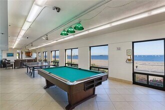 Queen's Surf Condos in Long Beach, CA - Building Photo - Building Photo