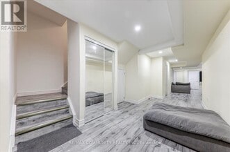 138 W Lawn Cres in Whitchurch-Stouffville, ON - Building Photo - Building Photo