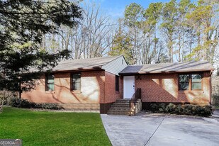 2657 Westchester Dr in East Point, GA - Building Photo