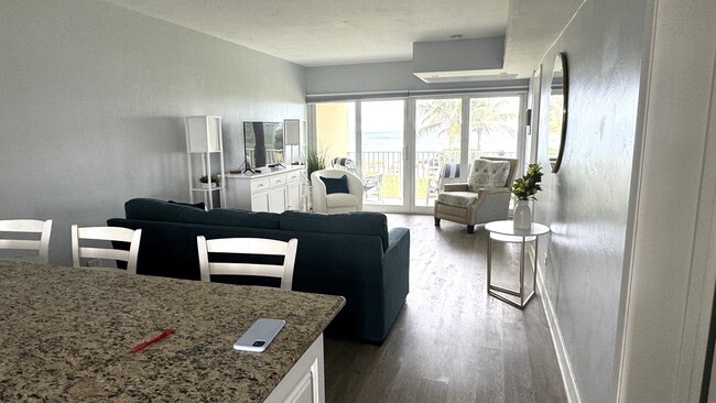 1039 Hillsboro Mile, Unit 15 in Hillsboro Beach, FL - Building Photo - Building Photo