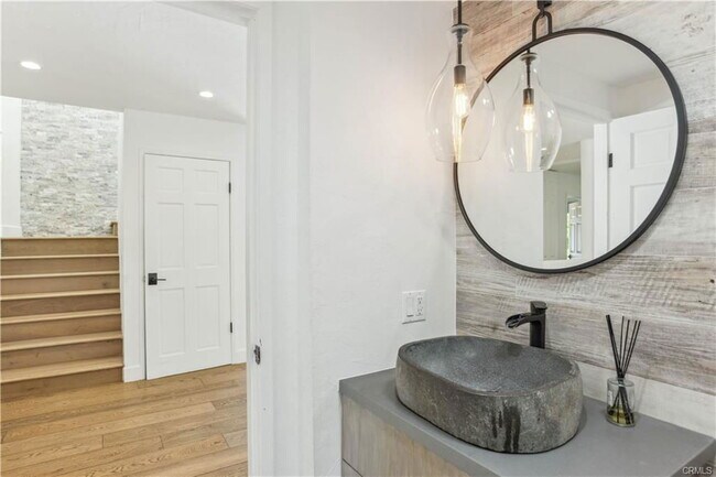 25650 Timpangos Dr in Calabasas, CA - Building Photo - Building Photo