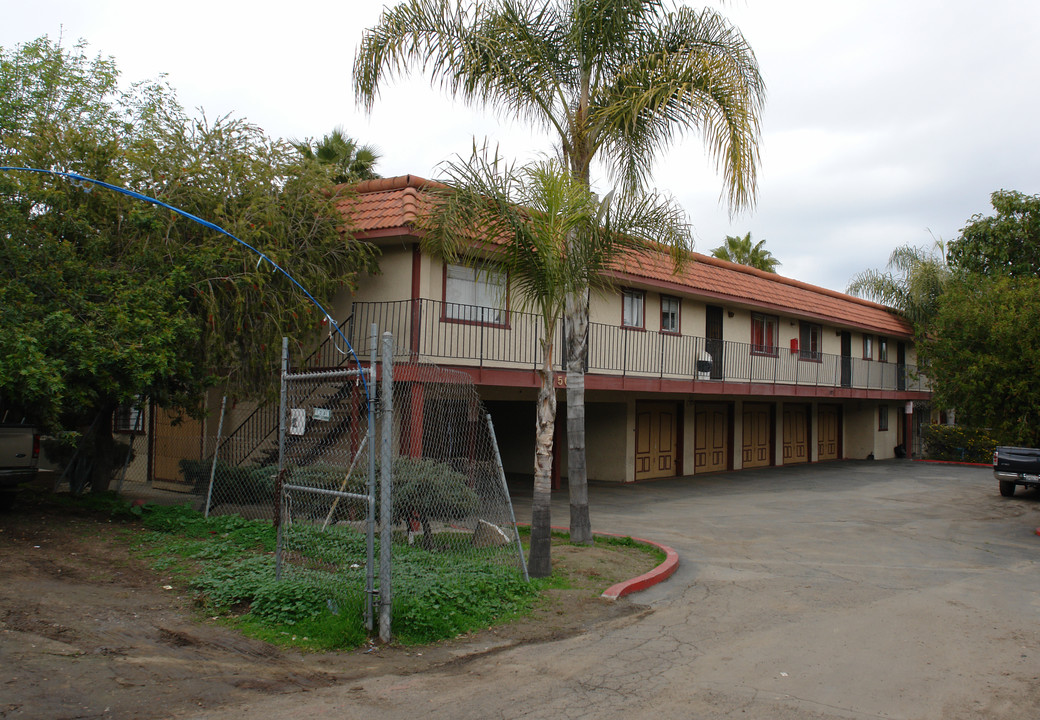 503 W California Ave in Vista, CA - Building Photo