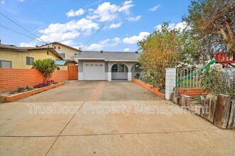 18682 E Vine Ave in Orange, CA - Foto de edificio - Building Photo