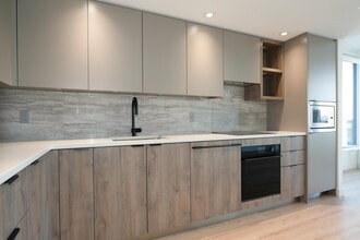 755 Harbourside Dr in North Vancouver, BC - Building Photo - Building Photo