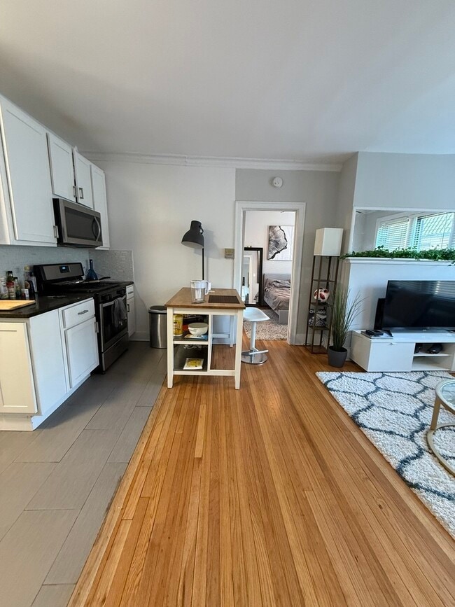 627 W Roscoe St in Chicago, IL - Building Photo - Building Photo