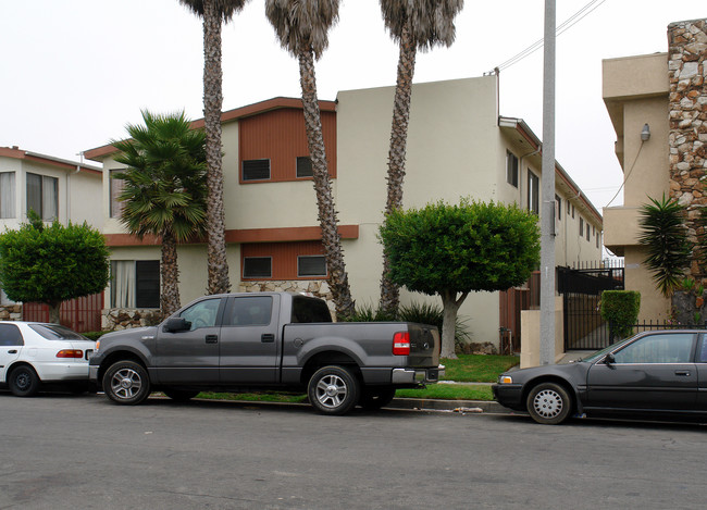 616 Fir Ave in Inglewood, CA - Building Photo - Building Photo