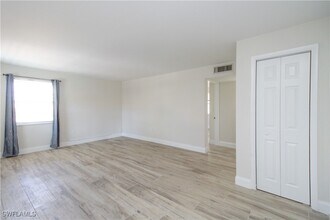 2102 Alamanda Dr in Naples, FL - Building Photo - Building Photo