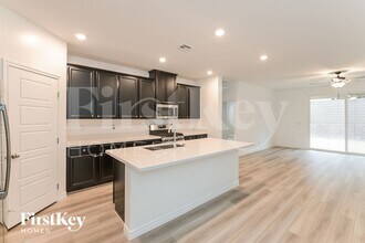 6845 Greensmen Ave in Las Vegas, NV - Foto de edificio - Building Photo