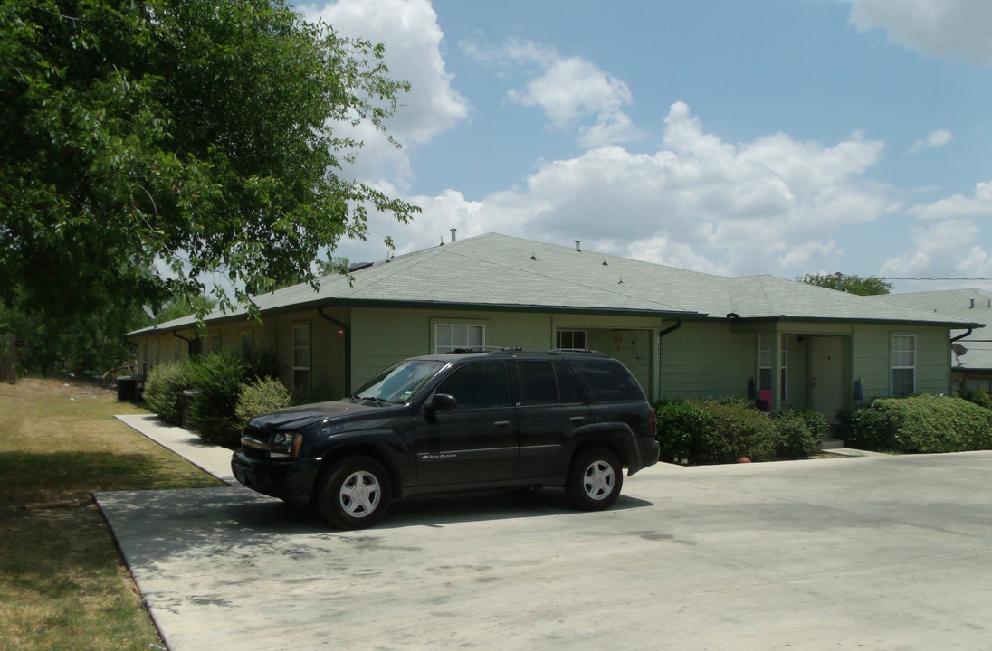 19992 Clayton St in Somerset, TX - Building Photo