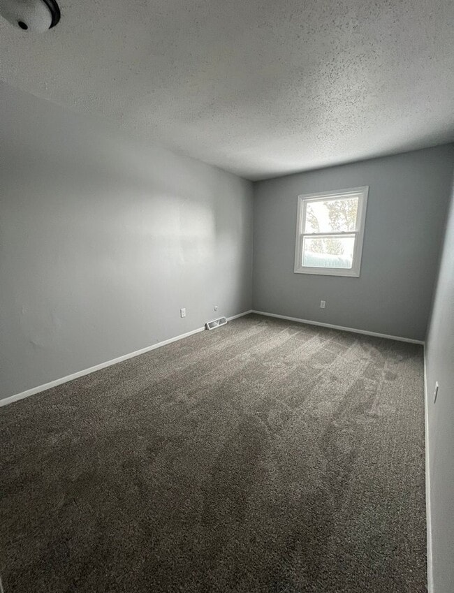 5437-5439 N Linwood Ave in Davenport, IA - Building Photo - Building Photo