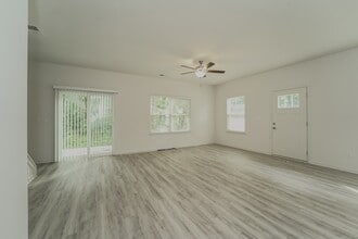 7105 Plott Rd in Charlotte, NC - Foto de edificio - Building Photo