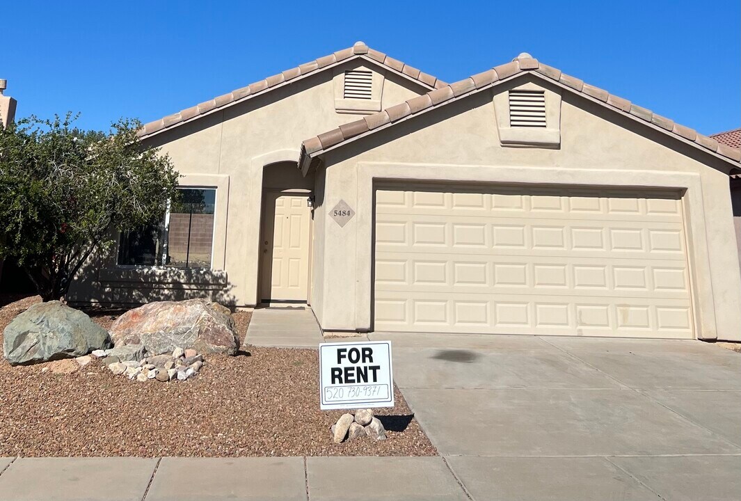 5484 W Dove of Peace Dr in Marana, AZ - Building Photo