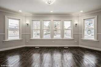 8504 S Essex Ave in Chicago, IL - Building Photo - Building Photo