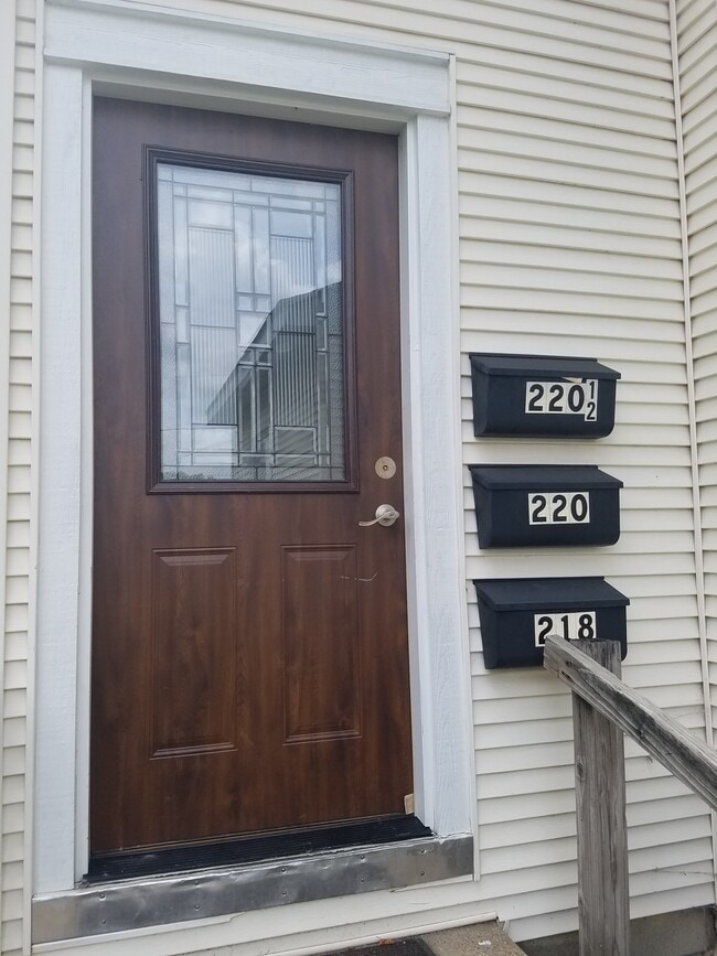 218 Hammond Ave, Unit 220.5 in Waterloo, IA - Building Photo - Building Photo