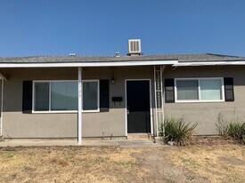 6720 2nd St in Riverbank, CA - Building Photo