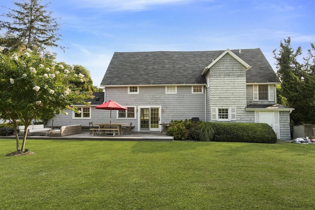 329 Little Plains Rd in Southampton, NY - Building Photo